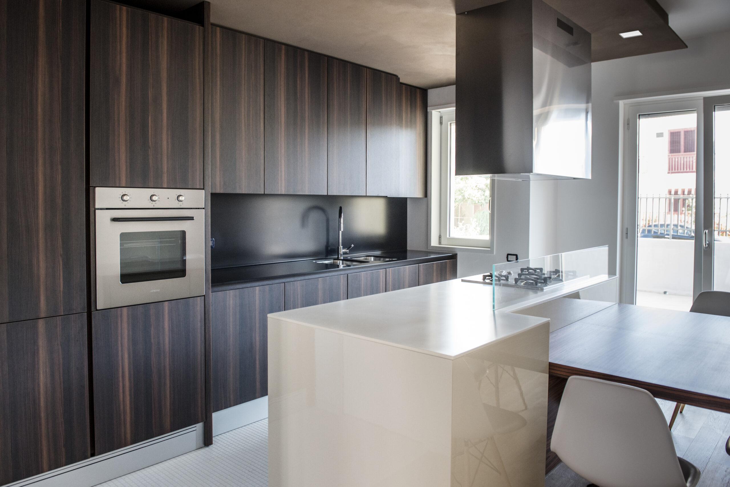 DAR-ES cucina di design in ebano e palissandro naturale made in Italy by Disegnopiù | Puglia