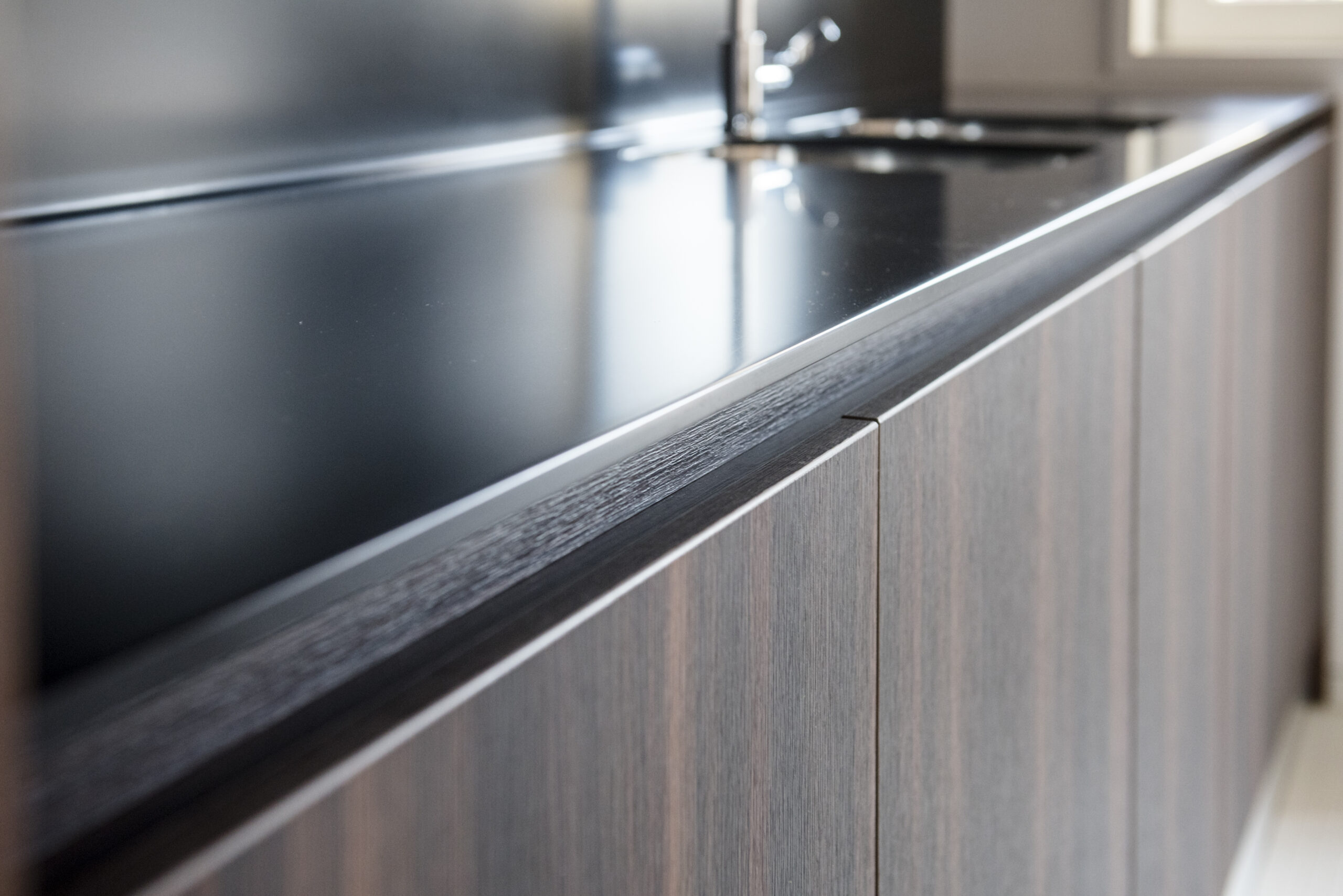 DAR-ES design kitchen in ebony and natural rosewood made in Italy by Disegnopiù | Puglia